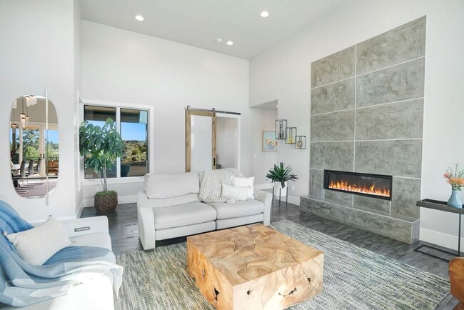 Building Photo - MOVE IN SPECIAL $1500 OFF FIRST MONTHS RENT / Beautiful home in the gated community of Tetherow