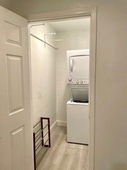 Building Photo - 307 E Mitchell St