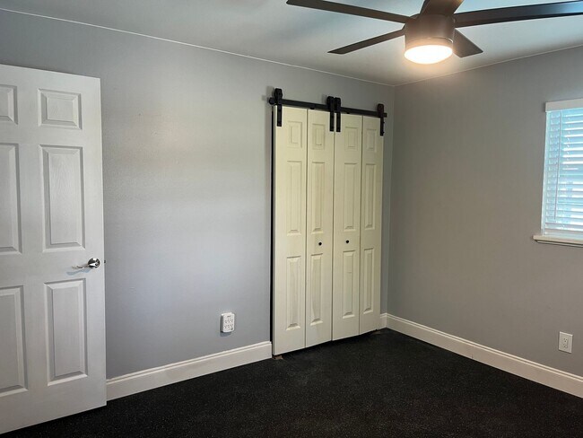 Building Photo - 375 Carrousel Ct