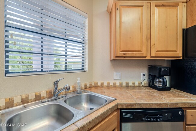 Building Photo - 6441 N Tierra De Las Catalinas