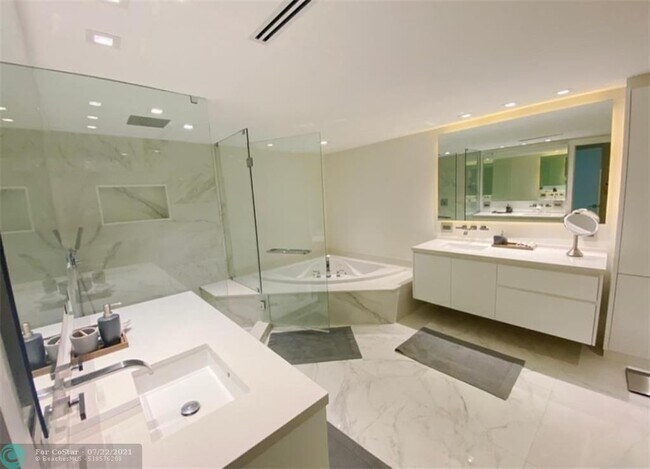 Building Photo - 9559 Collins Ave