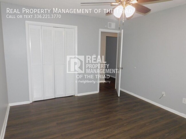 Building Photo - Main level 2BR/1BA unit available now