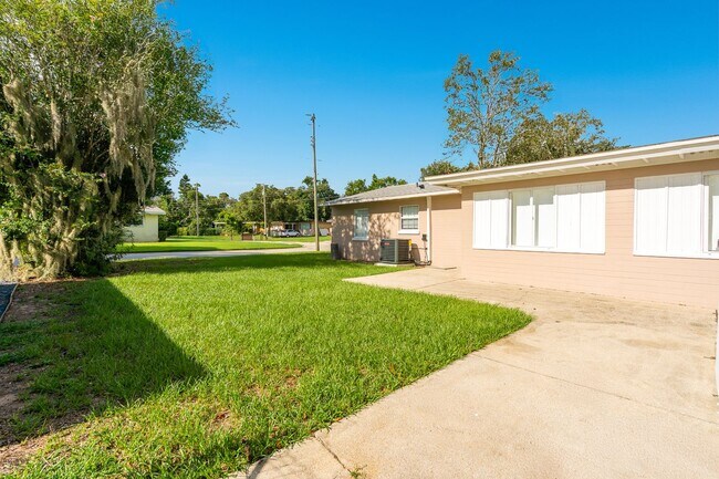 Building Photo - Charming 3 Bedroom Corner Lot Ormond Beach...