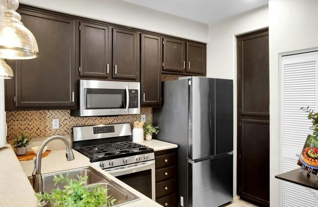Building Photo - 6068 Paseo Salinero