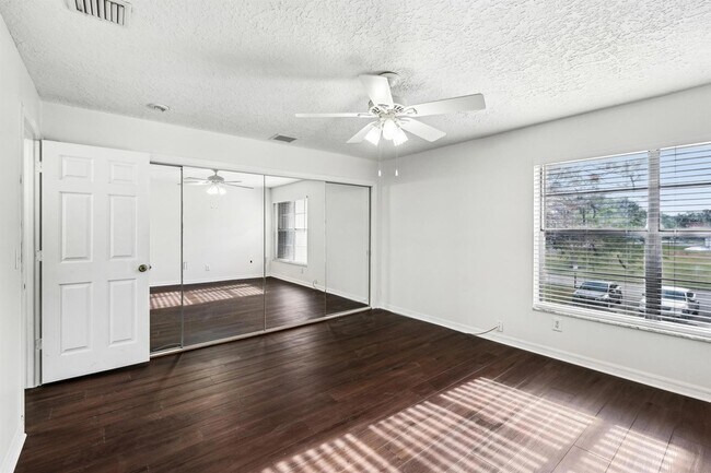 Building Photo - 12012 Greenway Cir S