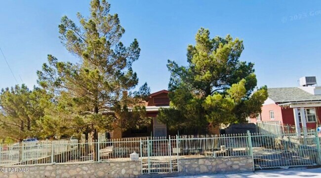 Building Photo - 4001 Trowbridge Dr