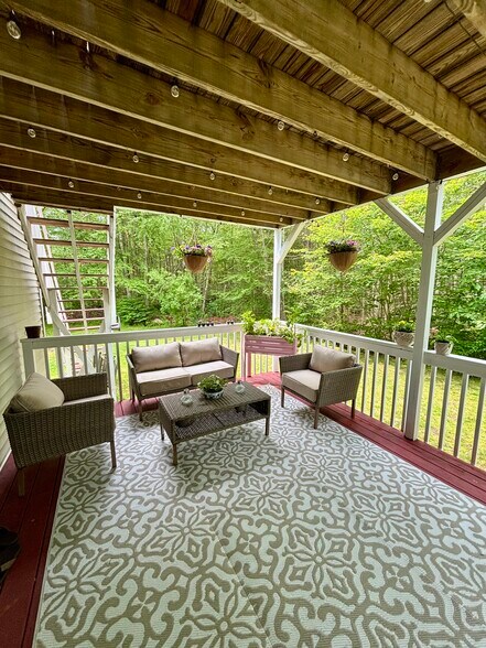 backyard deck - 118 Oslo St