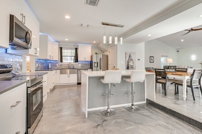 Building Photo - 372 Plum St