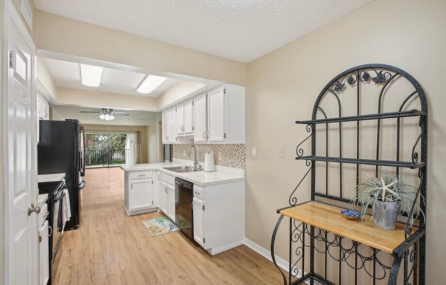 Building Photo - 7300 Sunshine Skyway Ln S