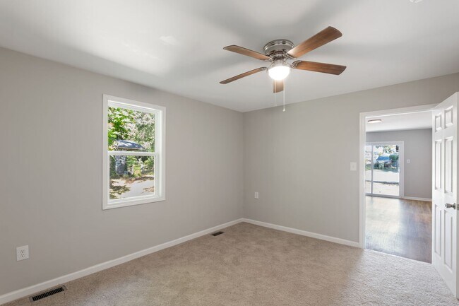 Building Photo - 102 Burdock Cir