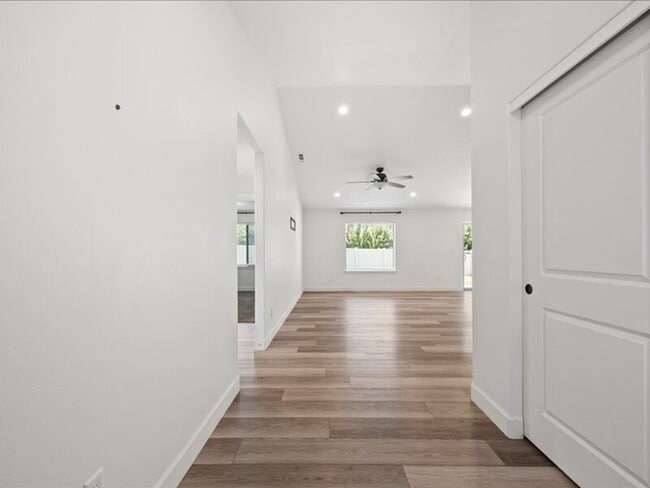 Building Photo - 1016 S Blueberry Pl