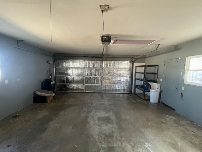 Building Photo - 3 Bed 1 Bath Home in Tehachapi CA Available!