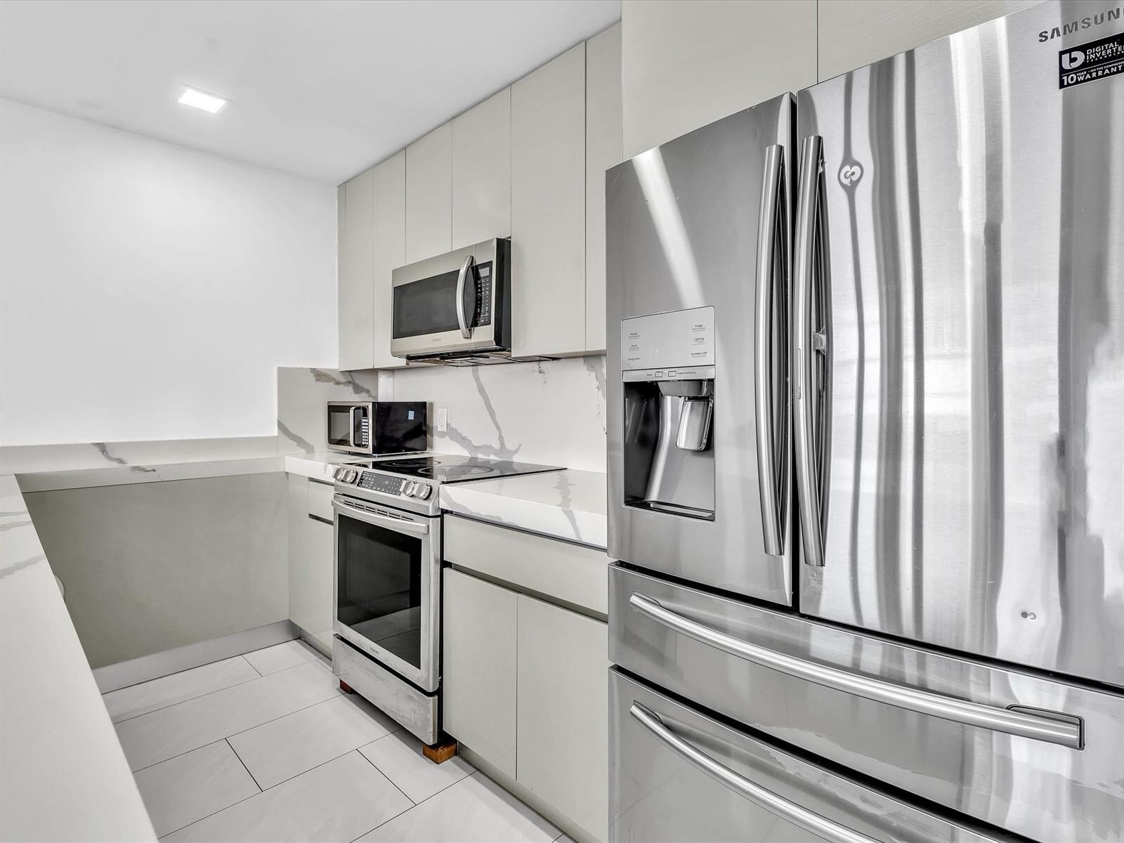 Building Photo - 3725 S Ocean Dr