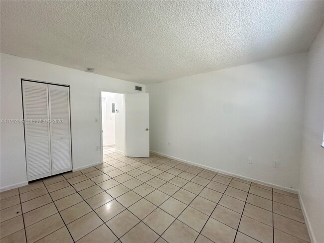 Building Photo - 1008 NW 45th Ave