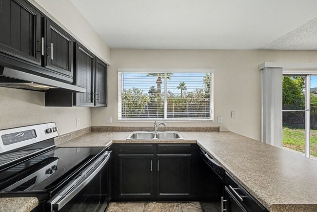 Building Photo - Beautiful 3 Bedroom Home with Large Grass Yard