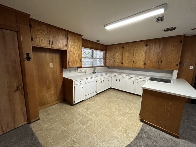 Building Photo - 2048 Oak Ave