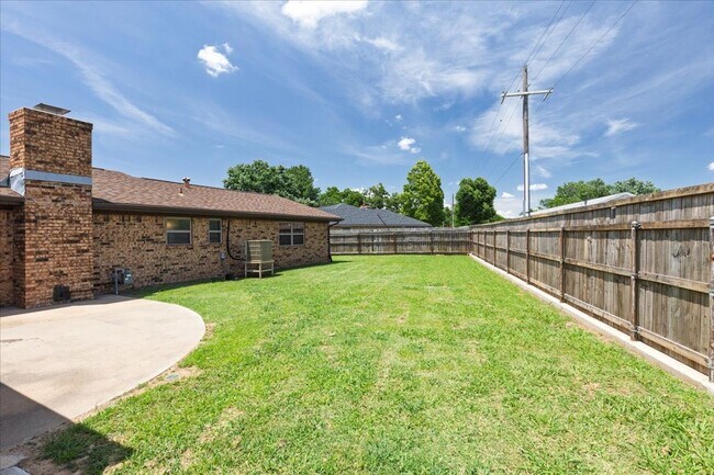 Building Photo - 2102 Canary Ave