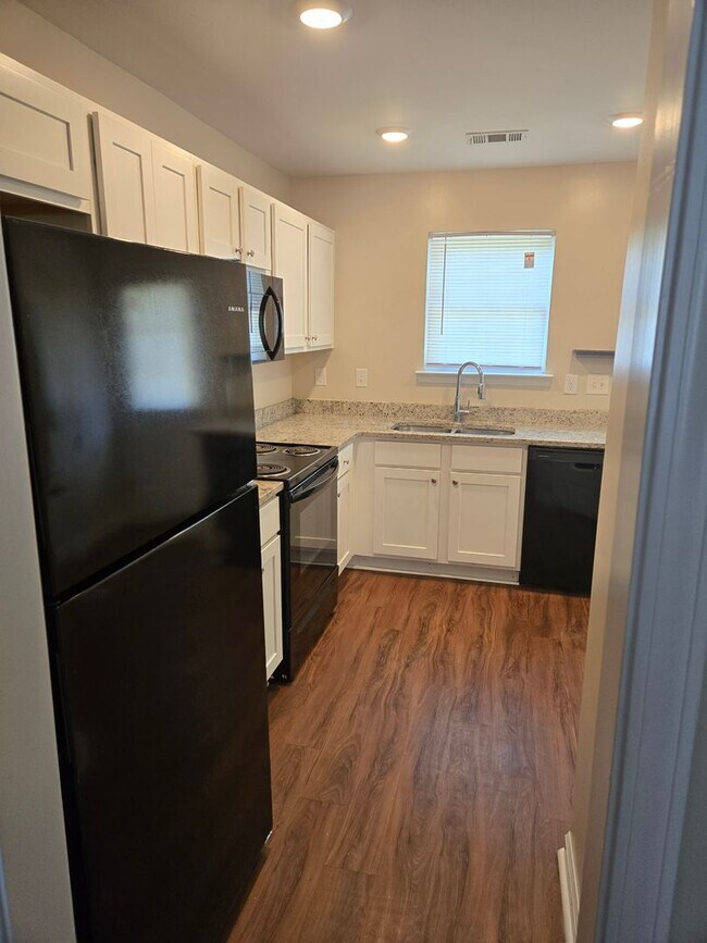 Building Photo - Woodcrest Knolls 210-212