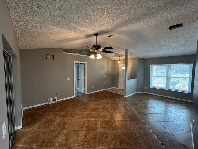 Building Photo - 3-Bedroom Ocala Home, Fenced Yard & Sunroom