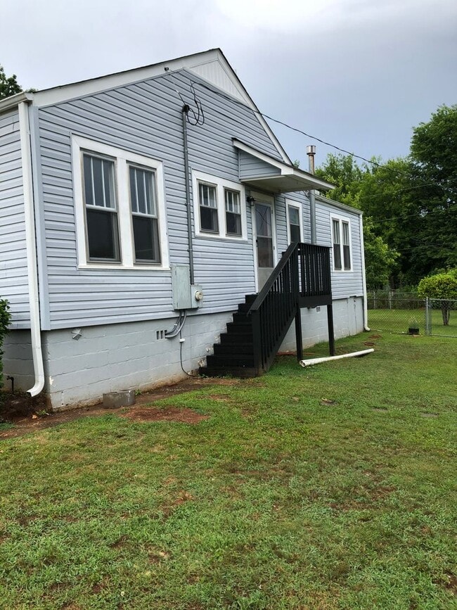 Building Photo - Newly Remodeled 3/2 with open floor plan
