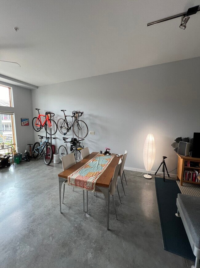 Building Photo - 2124 E 6th St