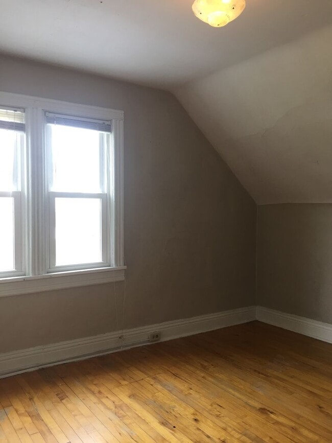 Building Photo - 1217 E 7th St