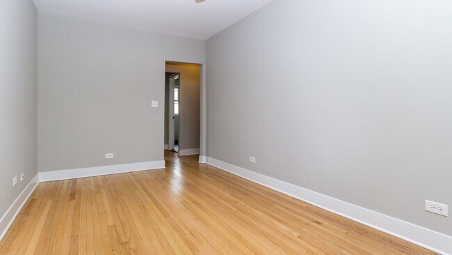 Building Photo - Stunning 1 bed 1 bath in the Lincoln Square area