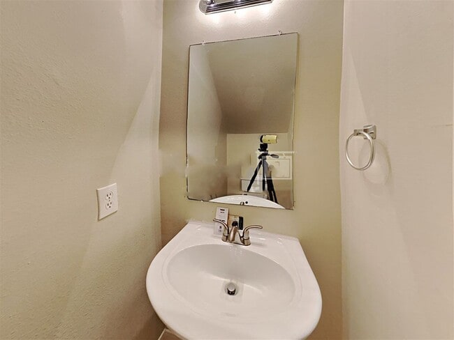 Building Photo - 4135 President's Dr S