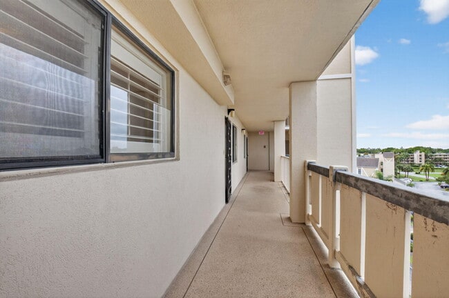 Building Photo - 6866 Huntington Ln