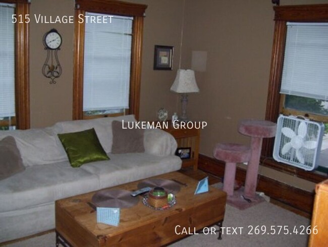 Building Photo - 515 Village St