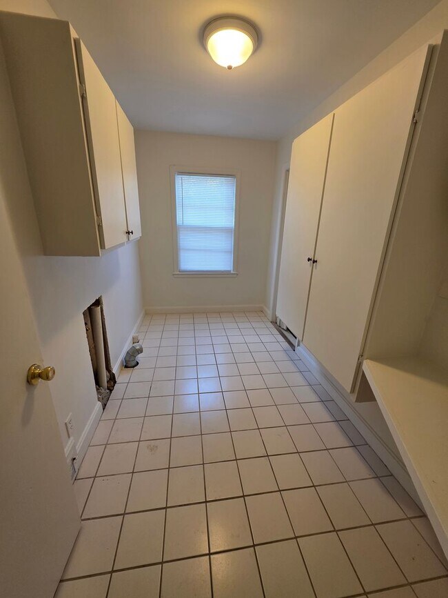 Building Photo - 3 BR House UTILITIES INCL!!!!