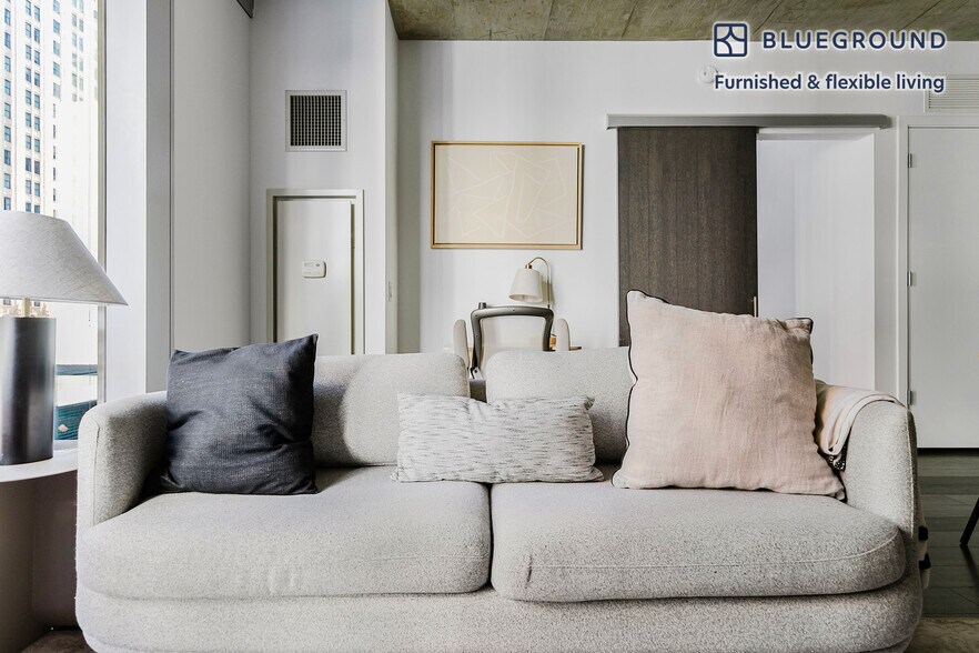 Building Photo - 215 W Lake St