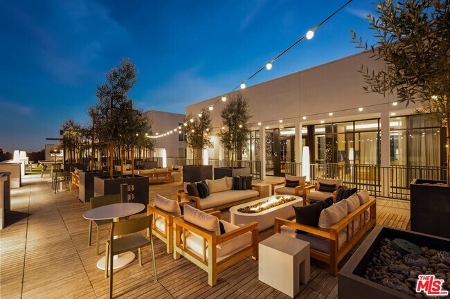 Building Photo - 2455 Overland Ave