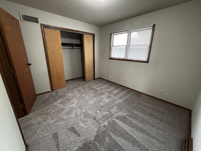 Building Photo - 3 Bedroom 2 Bath Duplex
