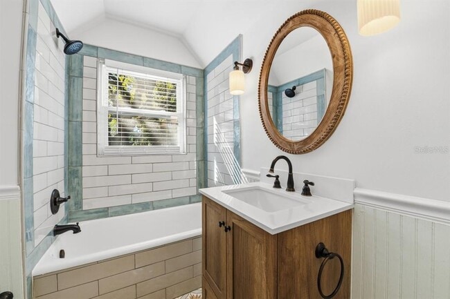 Building Photo - 1004 W Charter St