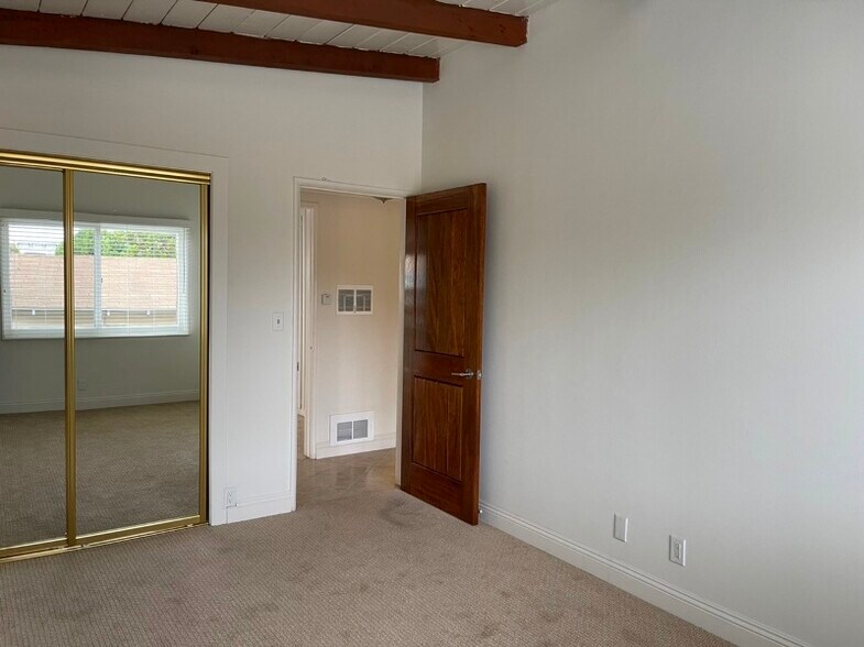 Building Photo - 1427 Manhattan Beach Blvd