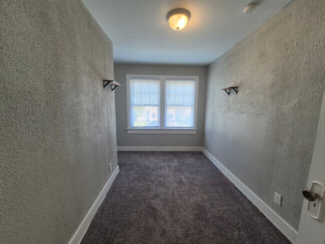 Building Photo - Gorgeous large 3-bedroom house