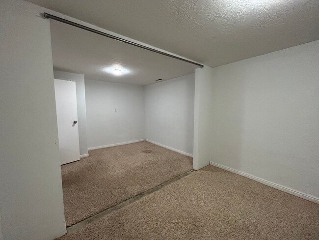 Building Photo - 3 Bedroom 1 Bathroom Basement Apartment Sp...