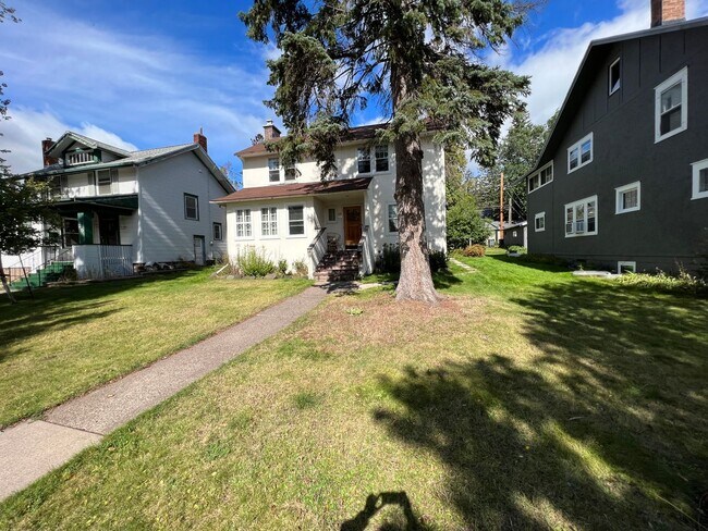 Building Photo - Duluth MN - 4 Bedroom - 2 Bath - 1 Car Gar...