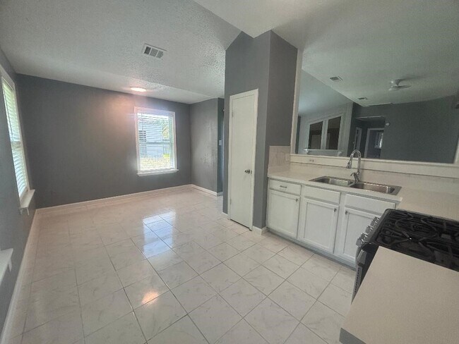 Building Photo - 7218 Arista Dr