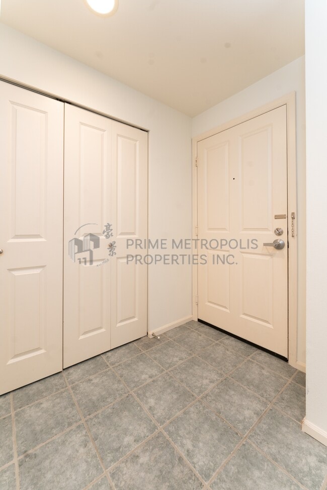 Building Photo - 4343 Roosevelt Way NE