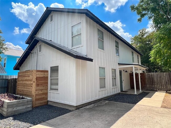 Building Photo - 1312 Cometa St