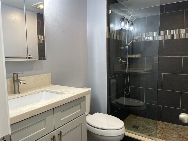 Building Photo - Beautifully renovated! 2 Bed, 2 Bath corne...