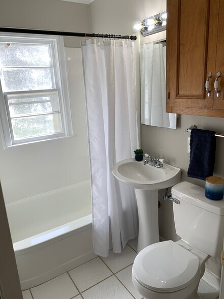 Building Photo - 111 Ellinor St