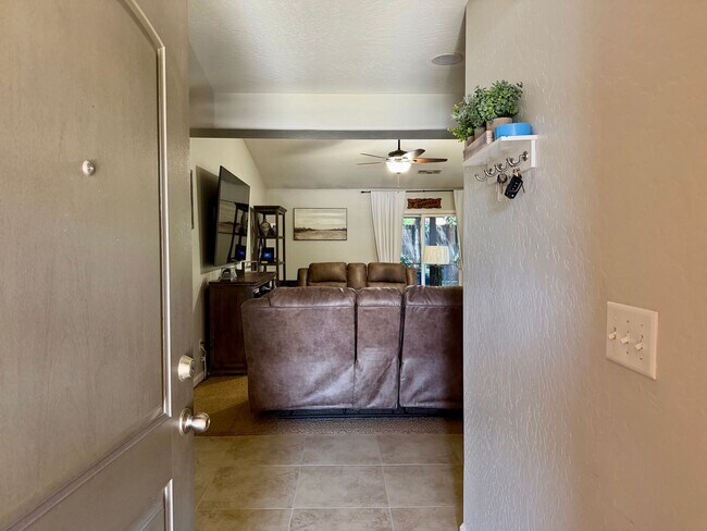 Building Photo - Wonderful 3 bed , 2 bath in Sunnyside Area