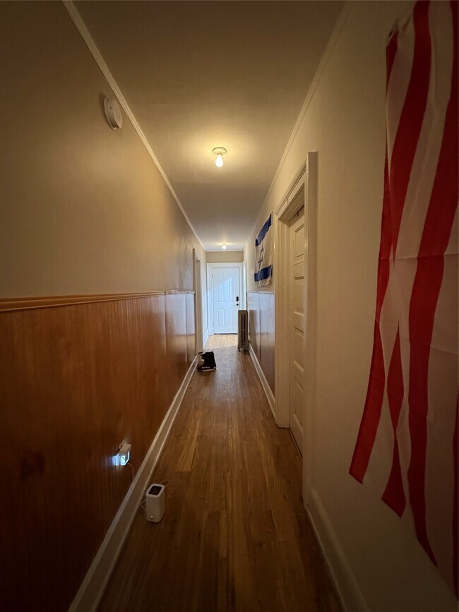 Building Photo - 121 Oak St