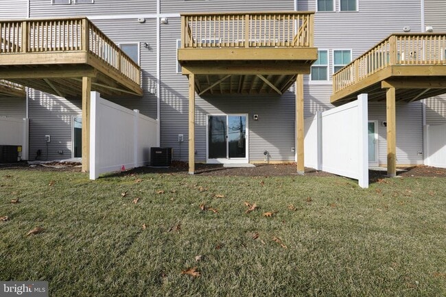 Building Photo - 65 Basswood St