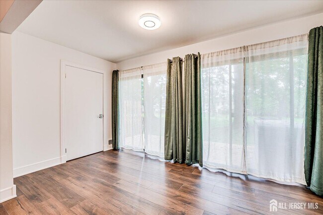 Building Photo - 369 Bromley Pl