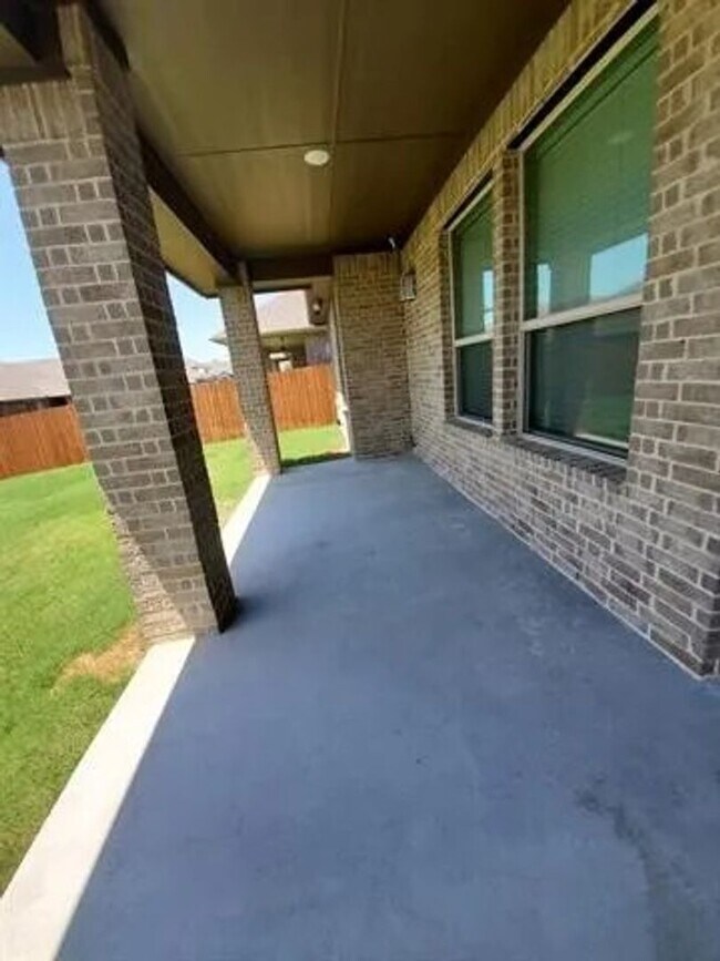 Building Photo - Coming Soon! 4BR/3.5BA | Updated Single Family Home | 2-Car Garage Parking | Fenced backyard