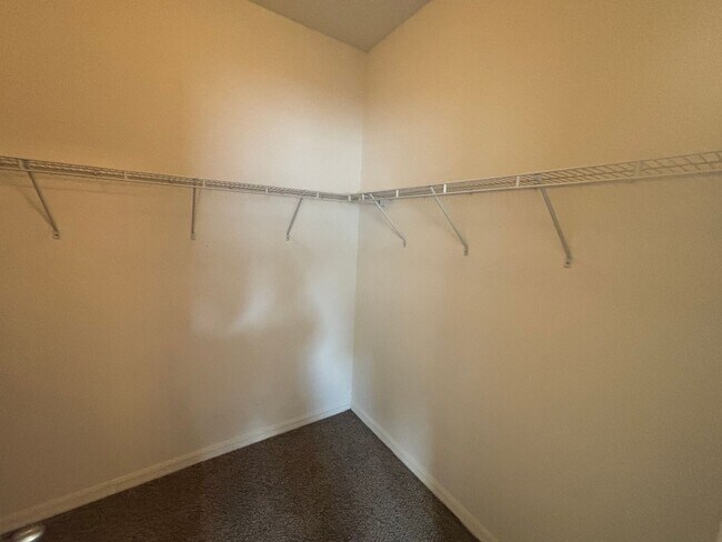 Building Photo - Spacious 4/2.5 Near 200